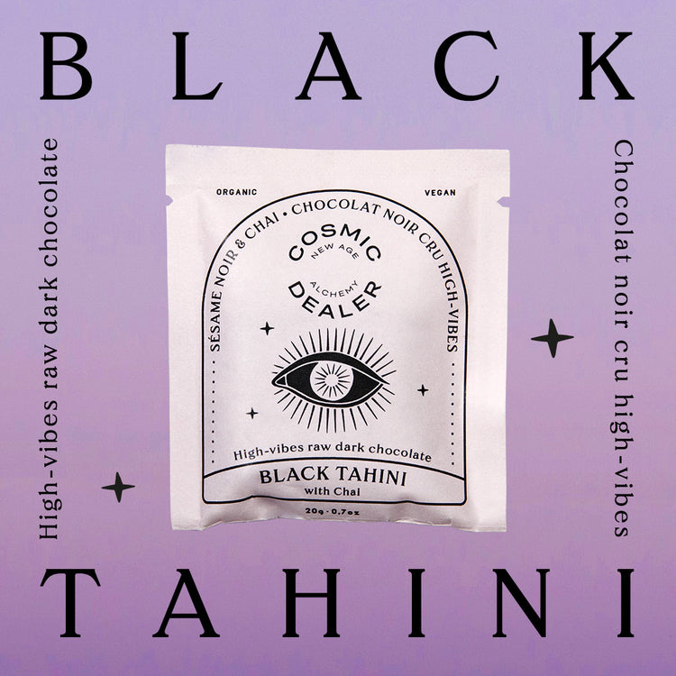 Cosmic Dealer  4er Box - Chakra Schokoladen-Täfelchen Schwarzer Sesam & Chai in der Verpackung
